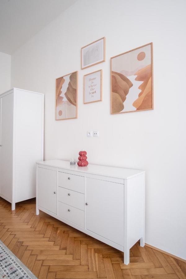 Spacious In Karlin By Days Apartamento Praga