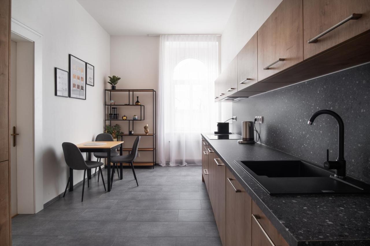 Spacious In Karlin By Days Apartamento