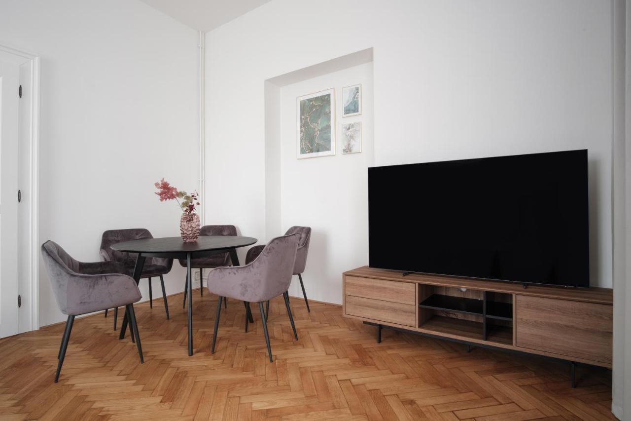 Apartamento Spacious In Karlin By Days Praga