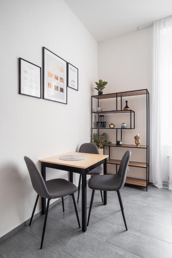 Spacious In Karlin By Days Apartamento
