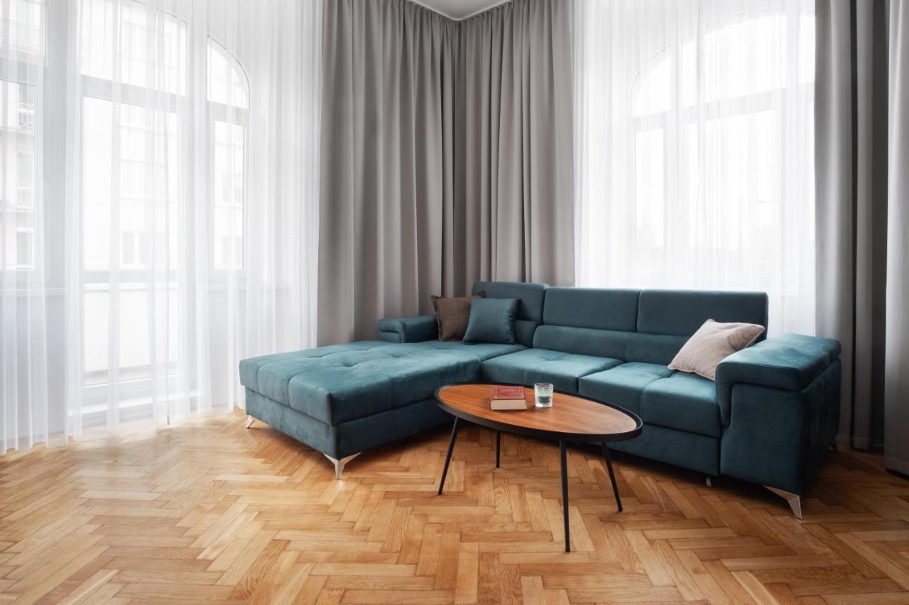 Spacious In Karlin By Days * Praga
