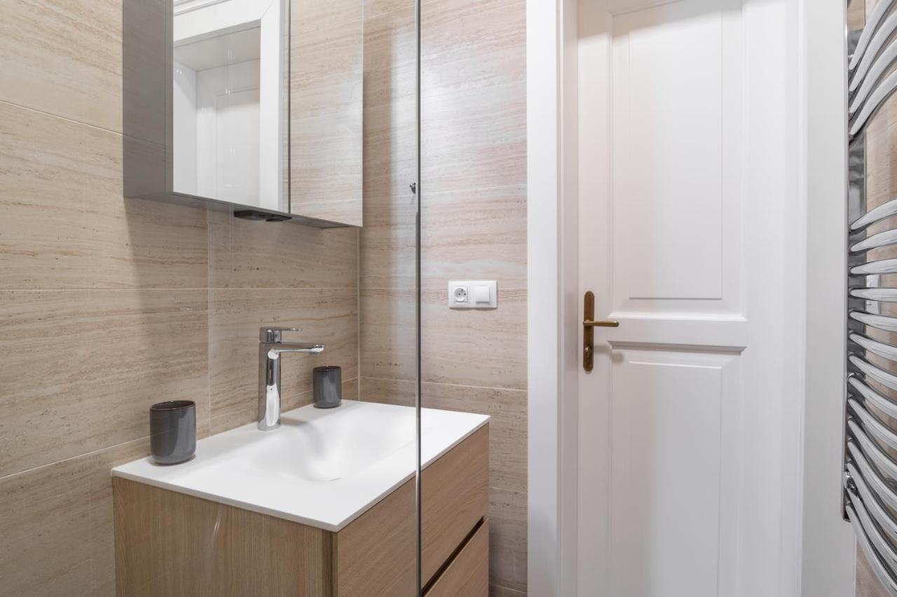 Apartamento Spacious In Karlin By Days